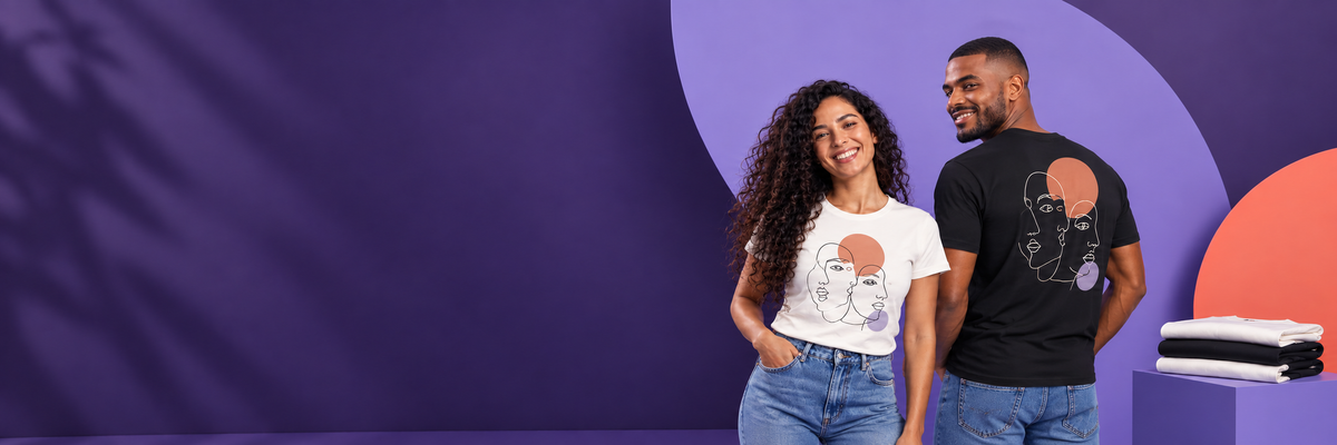 Casal em cenario roxo com camisetas de arte em linha unica da Feito Meu